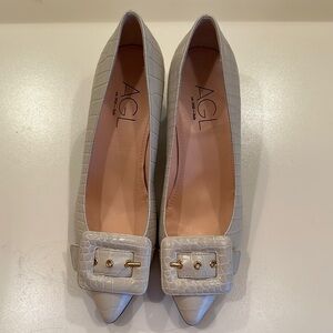 New AGL Cream Shoes with Decorative Buckle. Made in Italy. Size 38.5.
